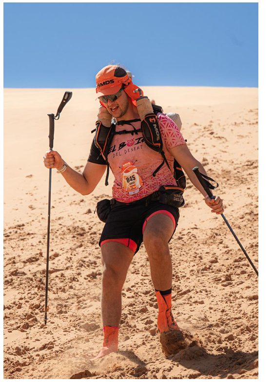 Anxo bajando una duna del Marathon des Sables con bastones