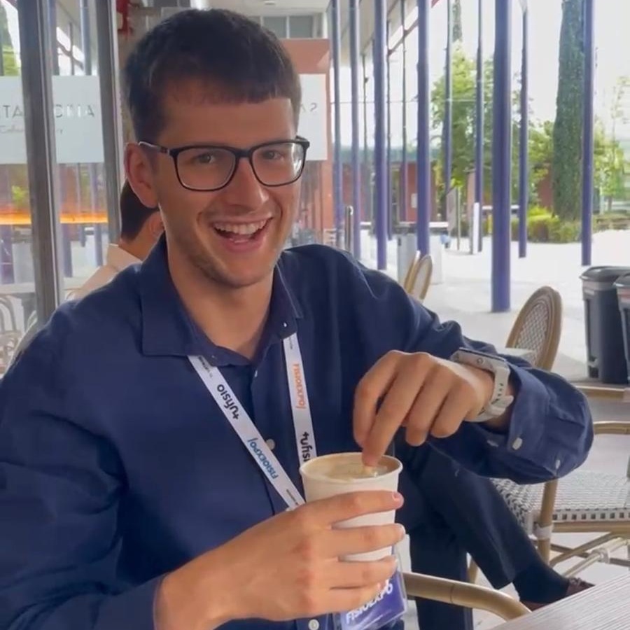 Pausa para tomar un café durante la visita a FisioExpo.