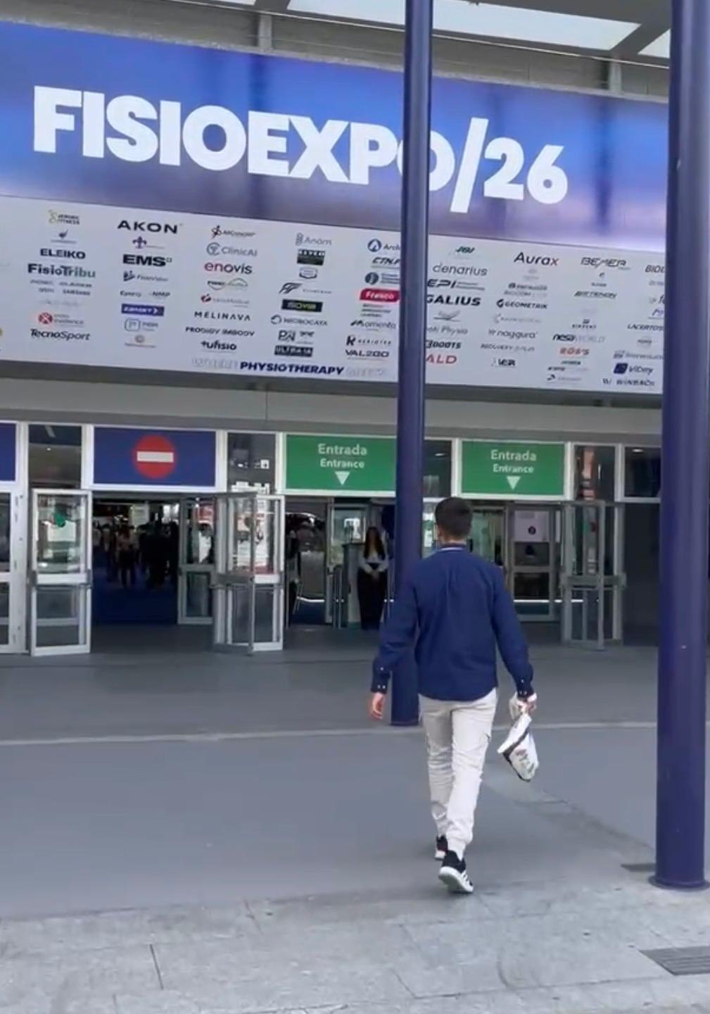 Llegada a FisioExpo 2026, con el cartel del evento sobre el acceso al recinto.